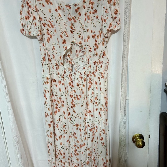 Forever 21 Floral Top with Orange and White Design-L-front opens up- cut out - Picture 8 of 13